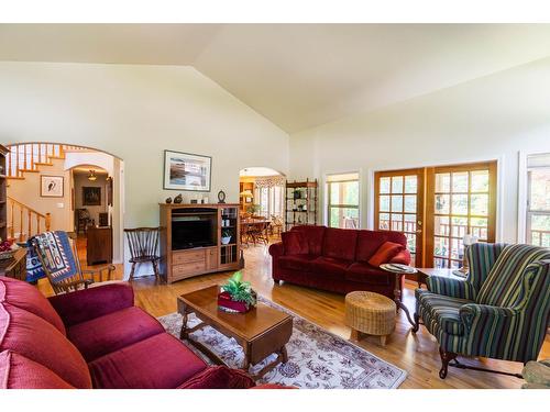 5244 Highway 3A, Nelson, BC - Indoor Photo Showing Living Room