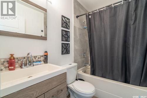 257 Hanley Crescent, Regina, SK - Indoor Photo Showing Bathroom