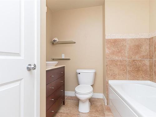 303-608 Fairway Ave, Langford, BC - Indoor Photo Showing Bathroom