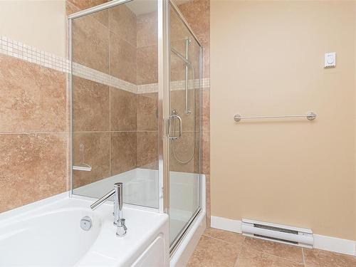 303-608 Fairway Ave, Langford, BC - Indoor Photo Showing Bathroom