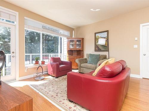 303-608 Fairway Ave, Langford, BC - Indoor Photo Showing Living Room