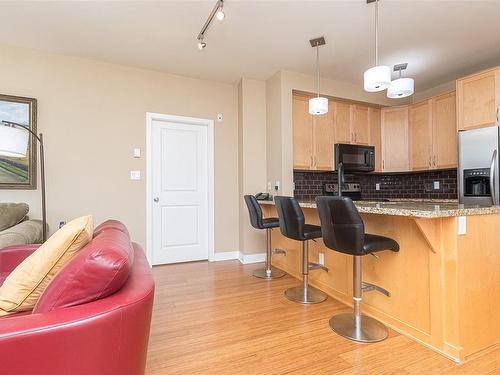 303-608 Fairway Ave, Langford, BC - Indoor Photo Showing Kitchen