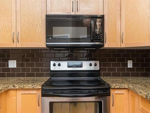 303-608 Fairway Ave, Langford, BC - Indoor Photo Showing Kitchen