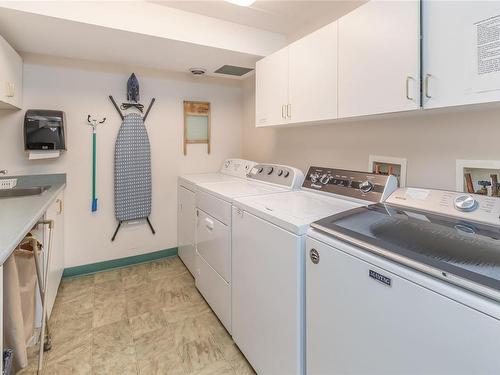 301-750 Memorial Ave, Qualicum Beach, BC - Indoor Photo Showing Laundry Room