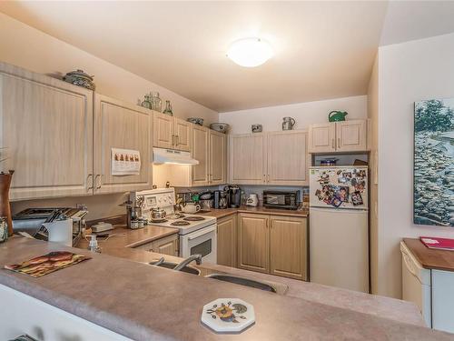 301-750 Memorial Ave, Qualicum Beach, BC - Indoor Photo Showing Kitchen