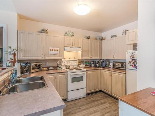 301-750 Memorial Ave, Qualicum Beach, BC - Indoor Photo Showing Kitchen With Double Sink