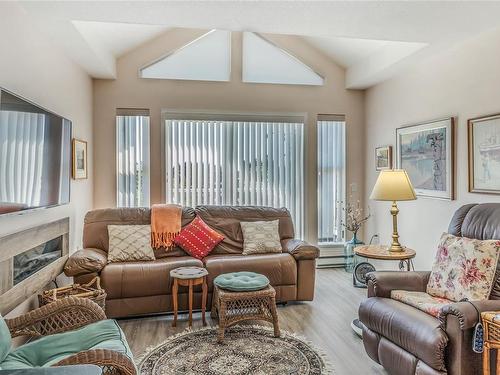 301-750 Memorial Ave, Qualicum Beach, BC - Indoor Photo Showing Living Room