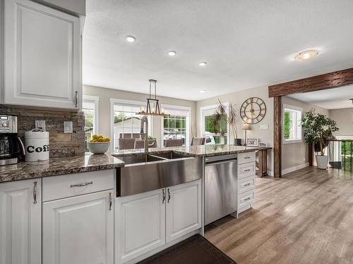 200 Mountview Drive, Kamloops, BC - Indoor Photo Showing Kitchen With Upgraded Kitchen