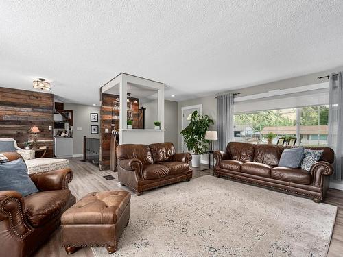 200 Mountview Drive, Kamloops, BC - Indoor Photo Showing Living Room