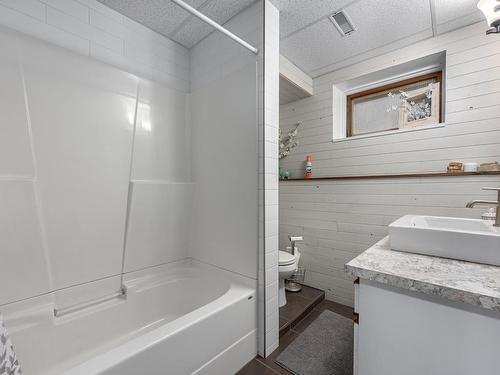 200 Mountview Drive, Kamloops, BC - Indoor Photo Showing Bathroom