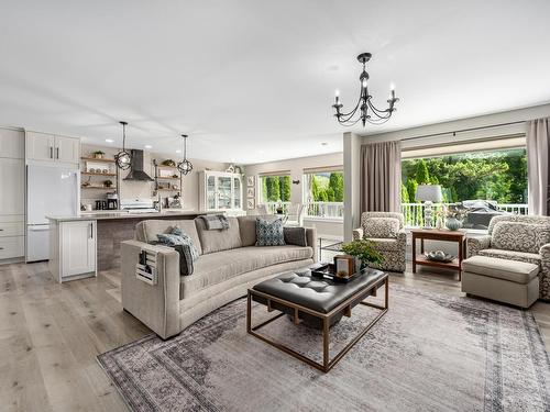 200 Mountview Drive, Kamloops, BC - Indoor Photo Showing Living Room