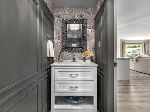 200 Mountview Drive, Kamloops, BC - Indoor Photo Showing Bathroom