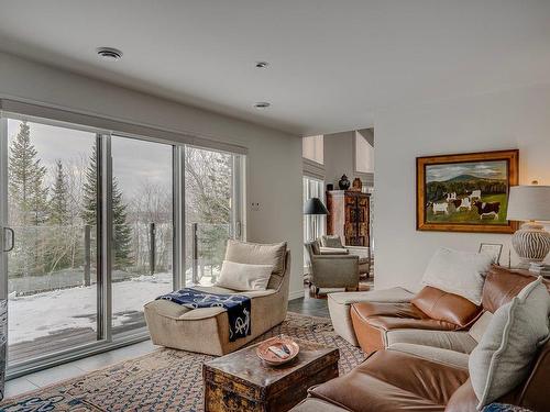 Boudoir - 15 Av. D'Amiens, Estérel, QC - Indoor Photo Showing Living Room