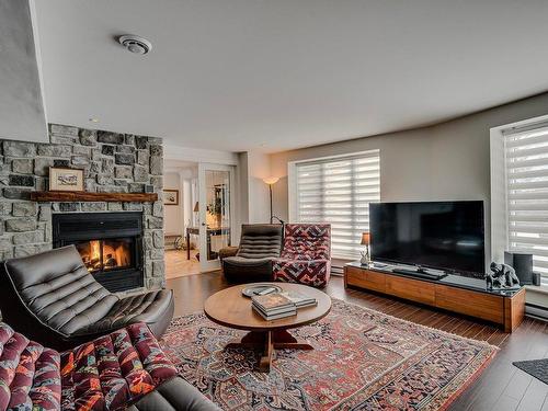 Salle familiale - 15 Av. D'Amiens, Estérel, QC - Indoor Photo Showing Living Room With Fireplace