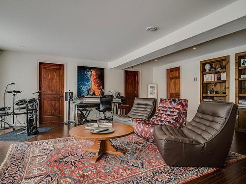 Salle familiale - 15 Av. D'Amiens, Estérel, QC - Indoor Photo Showing Living Room