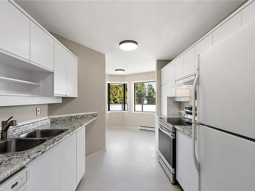 311-3900 Shelbourne St, Saanich, BC - Indoor Photo Showing Kitchen With Double Sink