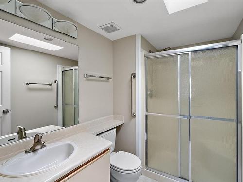 311-3900 Shelbourne St, Saanich, BC - Indoor Photo Showing Bathroom