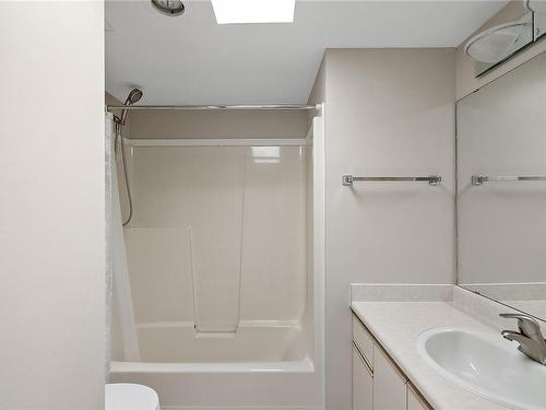 311-3900 Shelbourne St, Saanich, BC - Indoor Photo Showing Bathroom