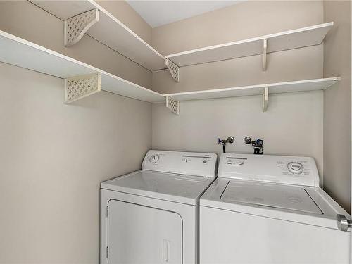 311-3900 Shelbourne St, Saanich, BC - Indoor Photo Showing Laundry Room