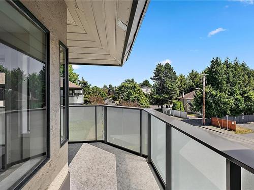 311-3900 Shelbourne St, Saanich, BC - Outdoor With Balcony With Exterior