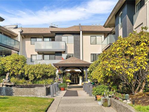 311-3900 Shelbourne St, Saanich, BC - Outdoor With Balcony