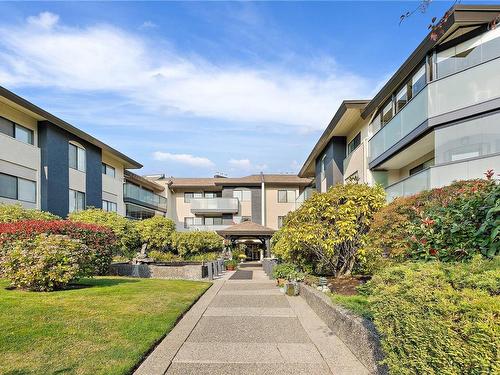 311-3900 Shelbourne St, Saanich, BC - Outdoor With Balcony