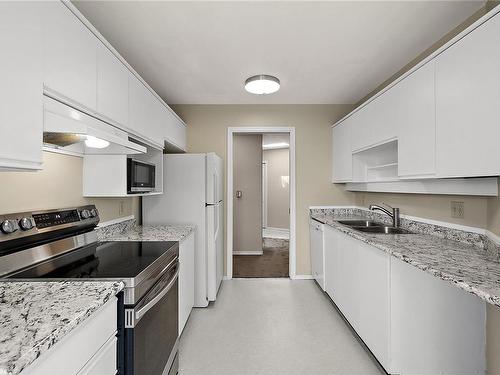 311-3900 Shelbourne St, Saanich, BC - Indoor Photo Showing Kitchen With Double Sink