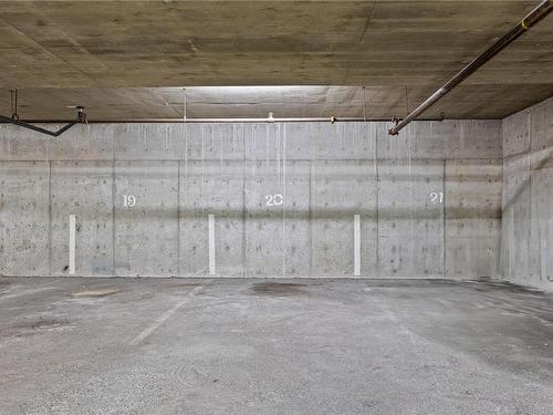 214-550 Bradley St, Nanaimo, BC - Indoor Photo Showing Garage