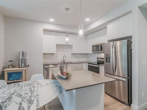 215-4830 Cedar Ridge Pl, Nanaimo, BC - Indoor Photo Showing Kitchen With Upgraded Kitchen