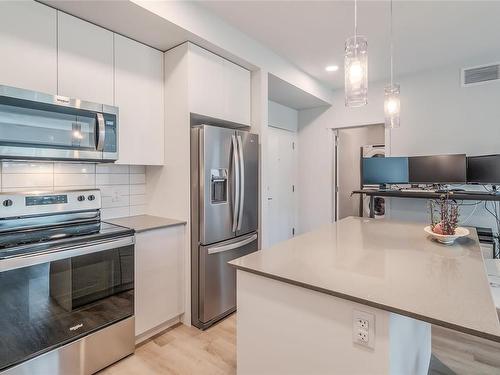 215-4830 Cedar Ridge Pl, Nanaimo, BC - Indoor Photo Showing Kitchen