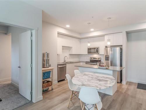 215-4830 Cedar Ridge Pl, Nanaimo, BC - Indoor Photo Showing Kitchen