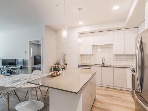 215-4830 Cedar Ridge Pl, Nanaimo, BC - Indoor Photo Showing Kitchen With Upgraded Kitchen