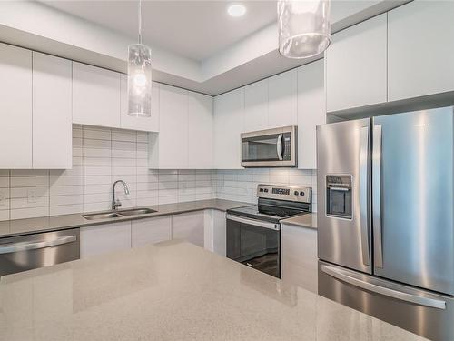 215-4830 Cedar Ridge Pl, Nanaimo, BC - Indoor Photo Showing Kitchen With Double Sink With Upgraded Kitchen