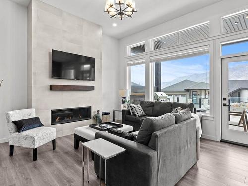 20-260 Rue Cheval Noir, Kamloops, BC - Indoor Photo Showing Living Room With Fireplace