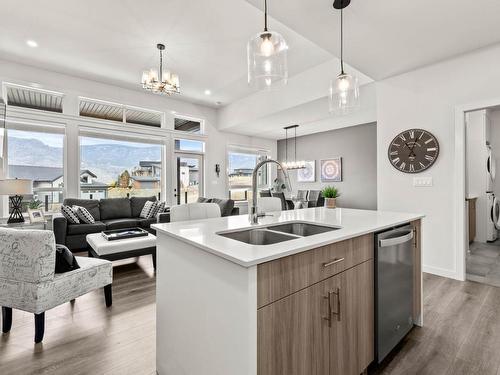 20-260 Rue Cheval Noir, Kamloops, BC - Indoor Photo Showing Kitchen With Double Sink