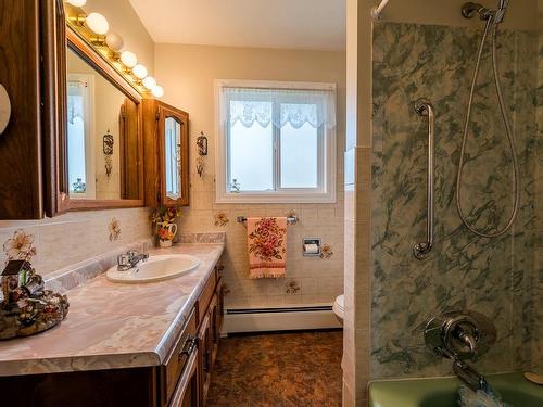 689 Schubert Drive, Kamloops, BC - Indoor Photo Showing Bathroom