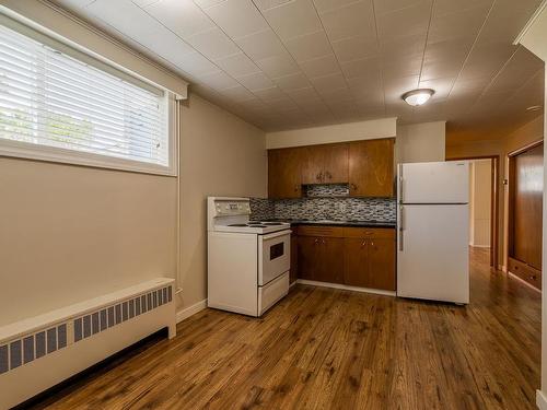 689 Schubert Drive, Kamloops, BC - Indoor Photo Showing Kitchen