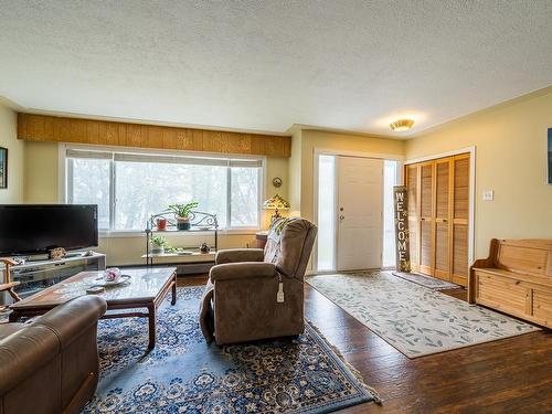 689 Schubert Drive, Kamloops, BC - Indoor Photo Showing Living Room