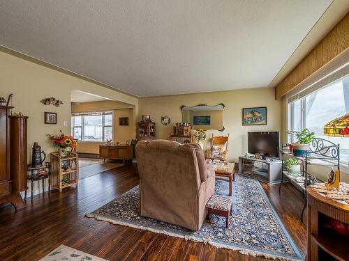 689 Schubert Drive, Kamloops, BC - Indoor Photo Showing Living Room