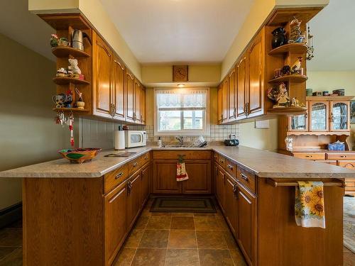 689 Schubert Drive, Kamloops, BC - Indoor Photo Showing Kitchen