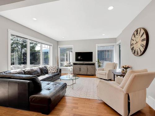 228 Murtle Cres, Clearwater, BC - Indoor Photo Showing Living Room