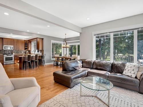 228 Murtle Cres, Clearwater, BC - Indoor Photo Showing Living Room