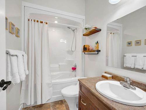 228 Murtle Cres, Clearwater, BC - Indoor Photo Showing Bathroom