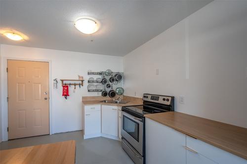 3-1135 Main Street, Okanagan Falls, BC - Indoor Photo Showing Kitchen