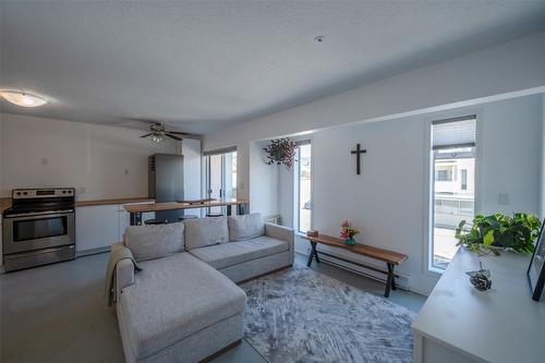 3-1135 Main Street, Okanagan Falls, BC - Indoor Photo Showing Living Room