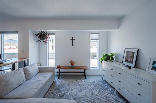 3-1135 Main Street, Okanagan Falls, BC - Indoor Photo Showing Living Room