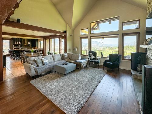 3175 Valleyview Road, Penticton, BC - Indoor Photo Showing Living Room