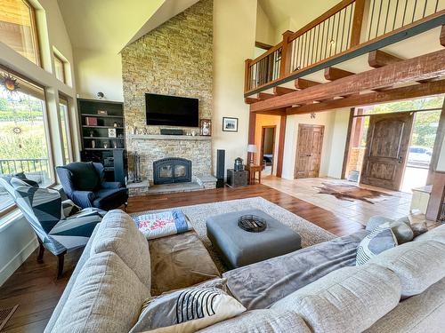 3175 Valleyview Road, Penticton, BC - Indoor Photo Showing Living Room With Fireplace