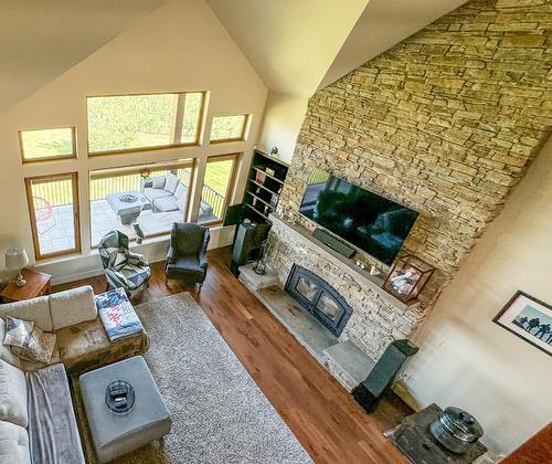 3175 Valleyview Road, Penticton, BC - Indoor Photo Showing Living Room With Fireplace