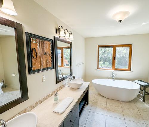 3175 Valleyview Road, Penticton, BC - Indoor Photo Showing Bathroom